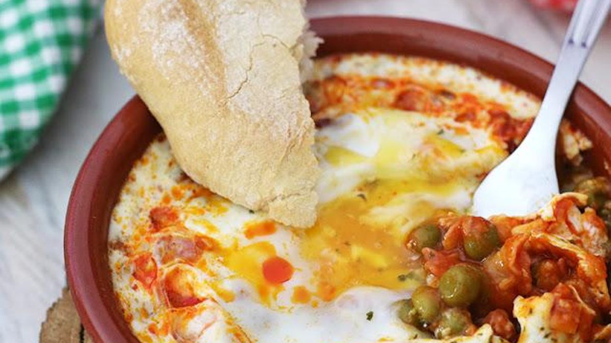 Huevos al plato con guisantes