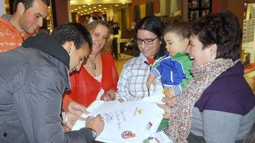 Murci también firmó como Calzado en la pequeña camiseta.