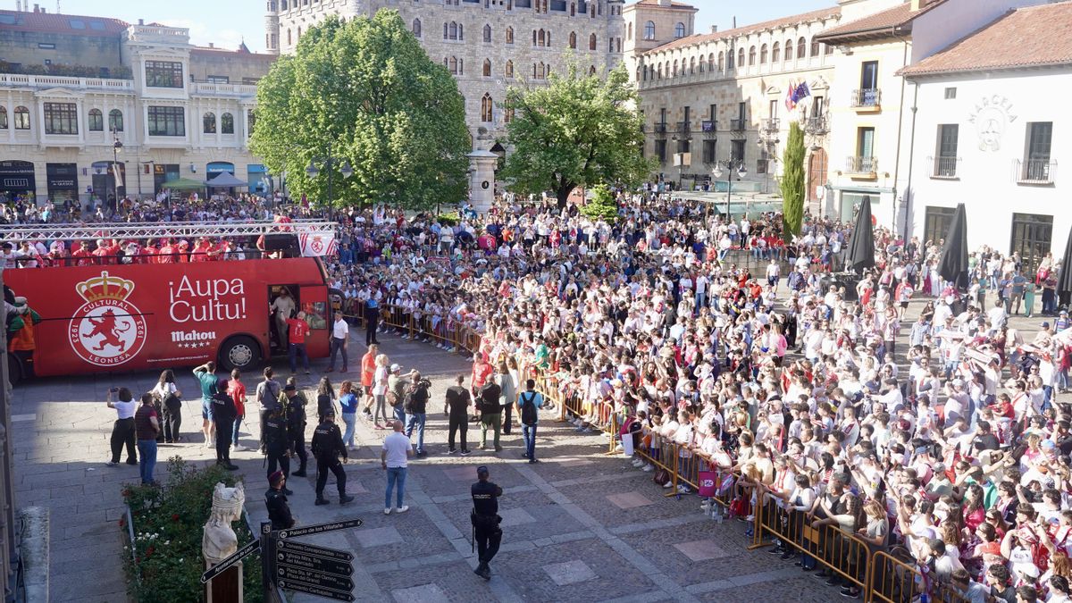 La Cultural recibe el homenaje del Ayuntamiento de León y un baño de masas de aficionados por su ascenso a Segunda
