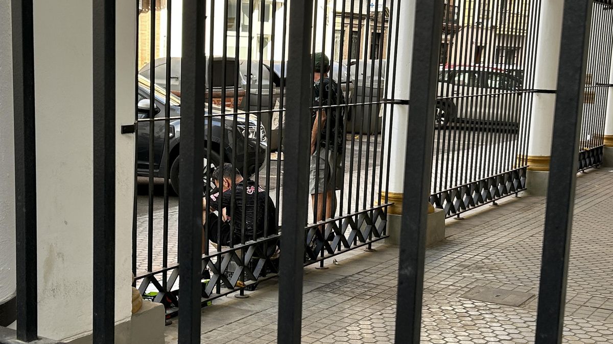 Vivir con lo básico en las calles de Sevilla a 40 grados: “Los cartones duelen mucho”