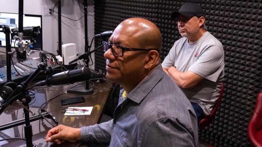Jornaleros migrantes montan una radio para defenderse de los ataques de Trump
