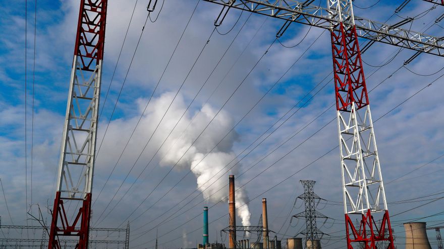 El precio mayorista de la luz supera este sábado los 260 euros/MWh y alcanza un máximo anual