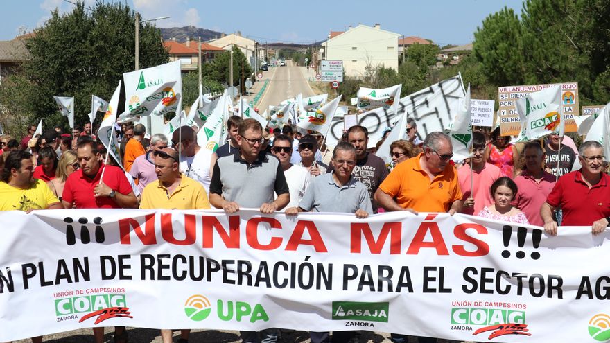 Manifestantes reclaman ayudas al sector por los incendios de Zamora