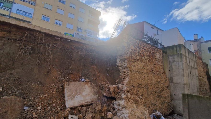 Derrumbe de parte del muro dañado en la calle Ramiro de Maeztu de Cuenca.