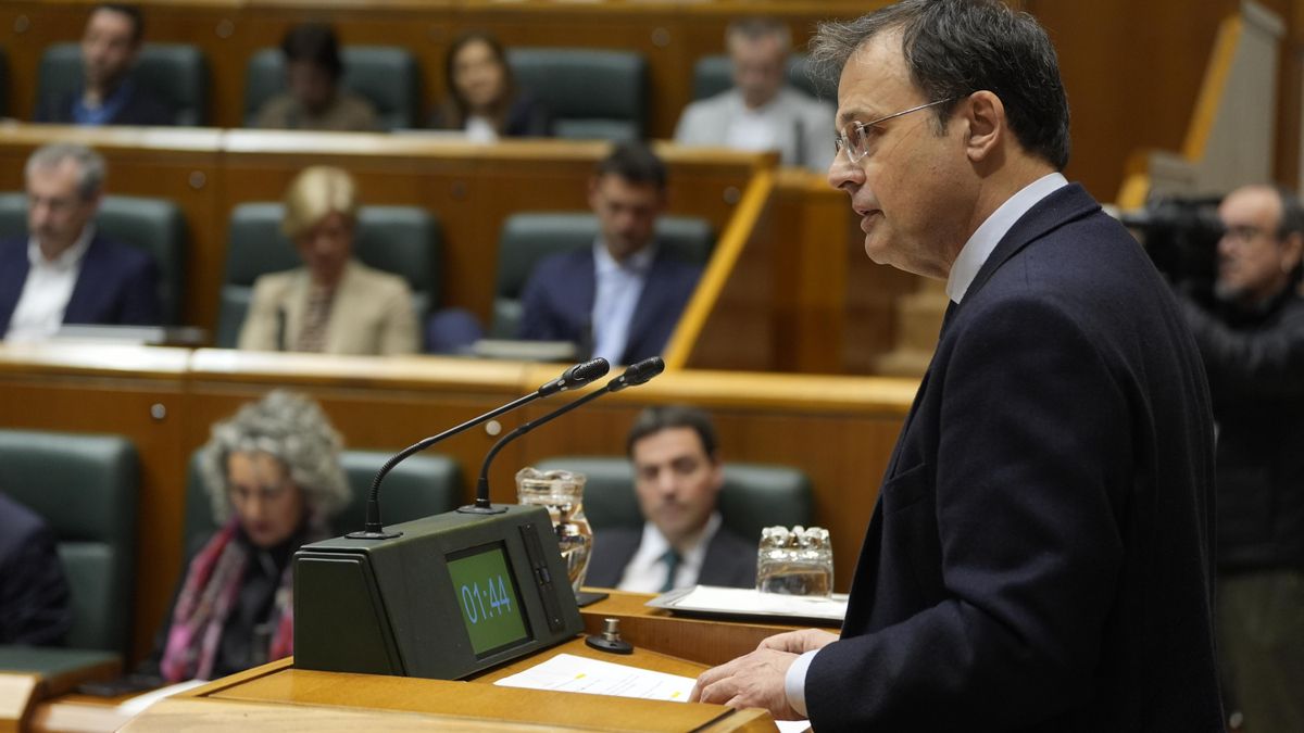 Pradales protege al consejero Martínez por la crisis de las vacunas caducadas ante las críticas de toda la oposición