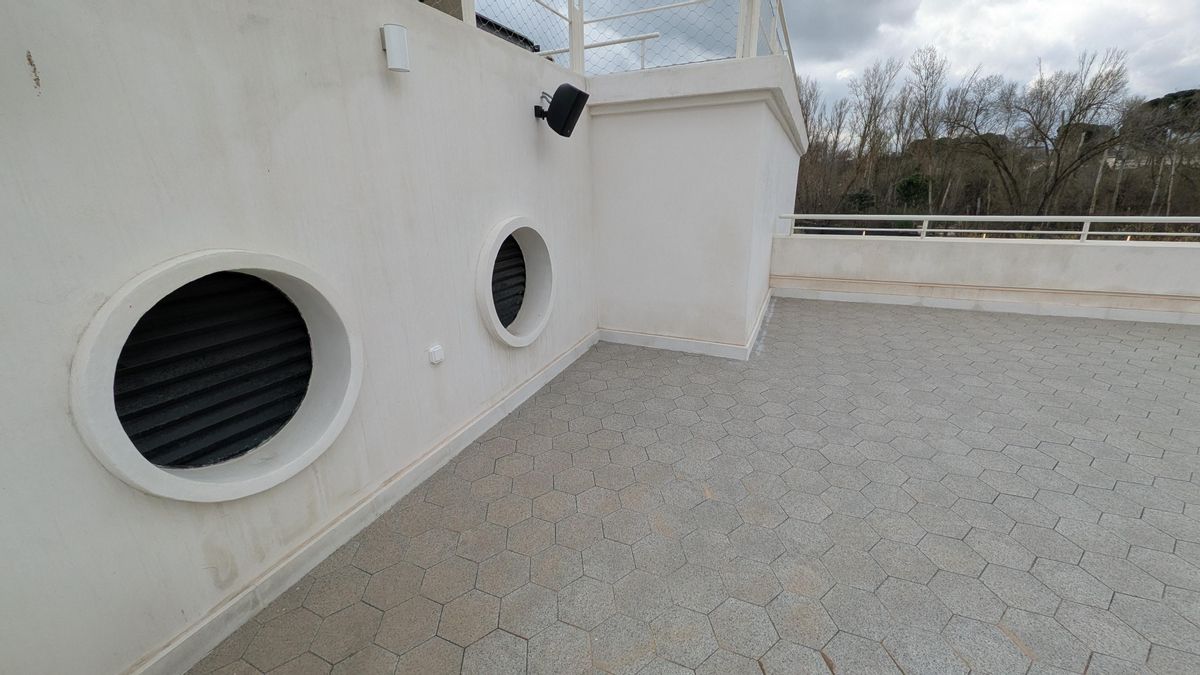 Ojos de buey en el edificio principal de la Playa de Madrid