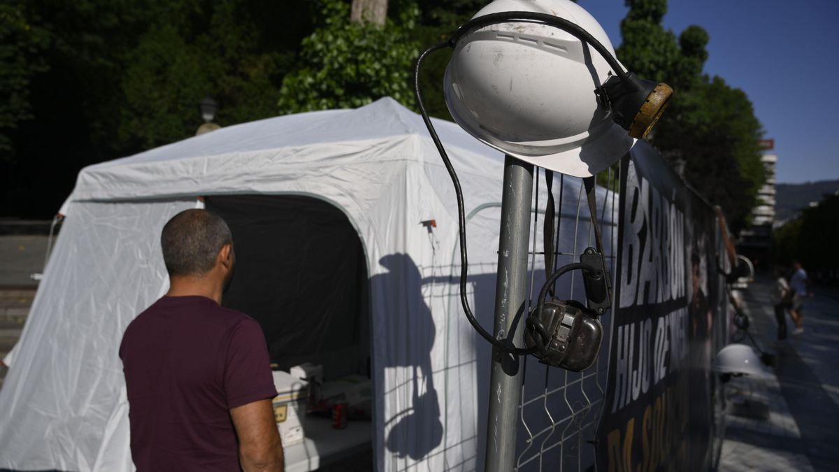 Los trabajadores de TYC Narcea permanecen acampados desde este lunes en el Campo San Francisco de Oviedo/Uviéu.