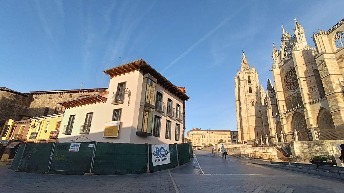 Aspecto ya final del nuevo edificio para apartamentos turísticos levantado en la Plaza Puerta Obispo de León.