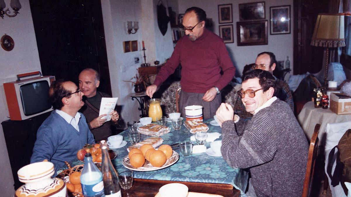 Reunió del consell de redacció de 'Saó' a Pedreguer a principis dels anys 80, amb Emili Marín, a l'esquerra, Josep A. Comes, dempeus, i Vicent Cardona, a la dreta.