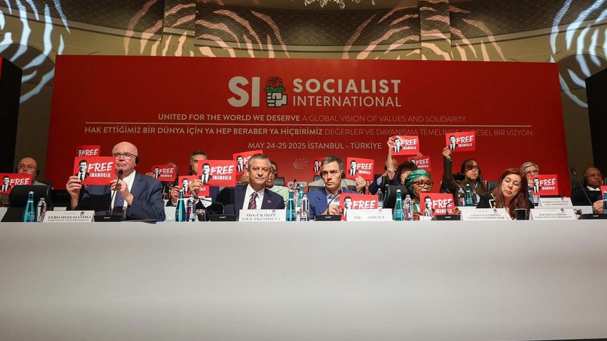 Pedro Sánchez con una imagen del detenido alcalde de Estambul, Ekrem Imamoglu