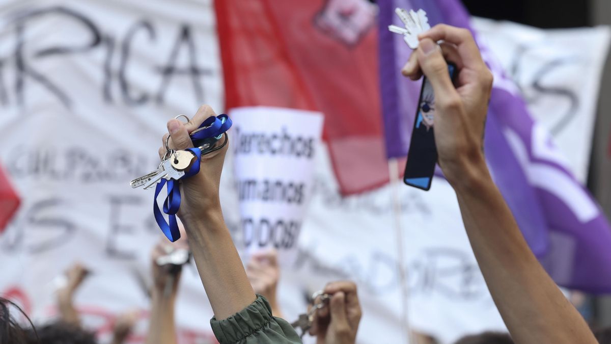 Llaves en alto durante la protesta en las inmediaciones del Congreso