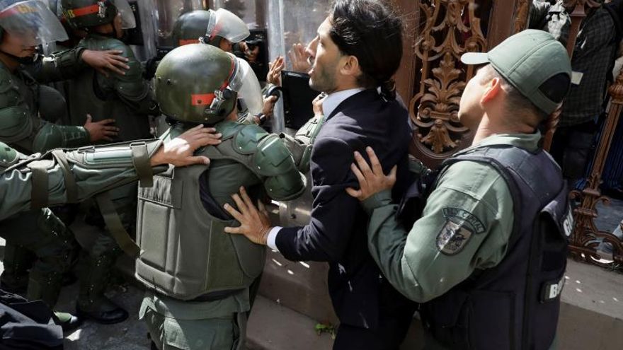 En la imagen, el diputado venezolano Renzo Prieto forcejea con miembros de la Guardia Nacional.
