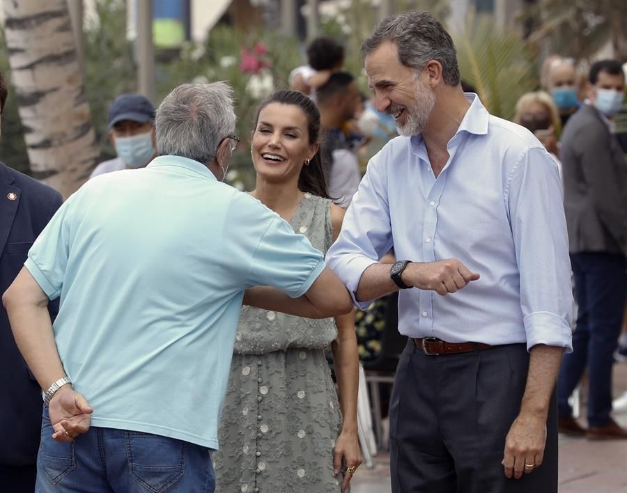 El rey Felipe VI y la reina Letizia en la playa de Las Canteras (Efe)