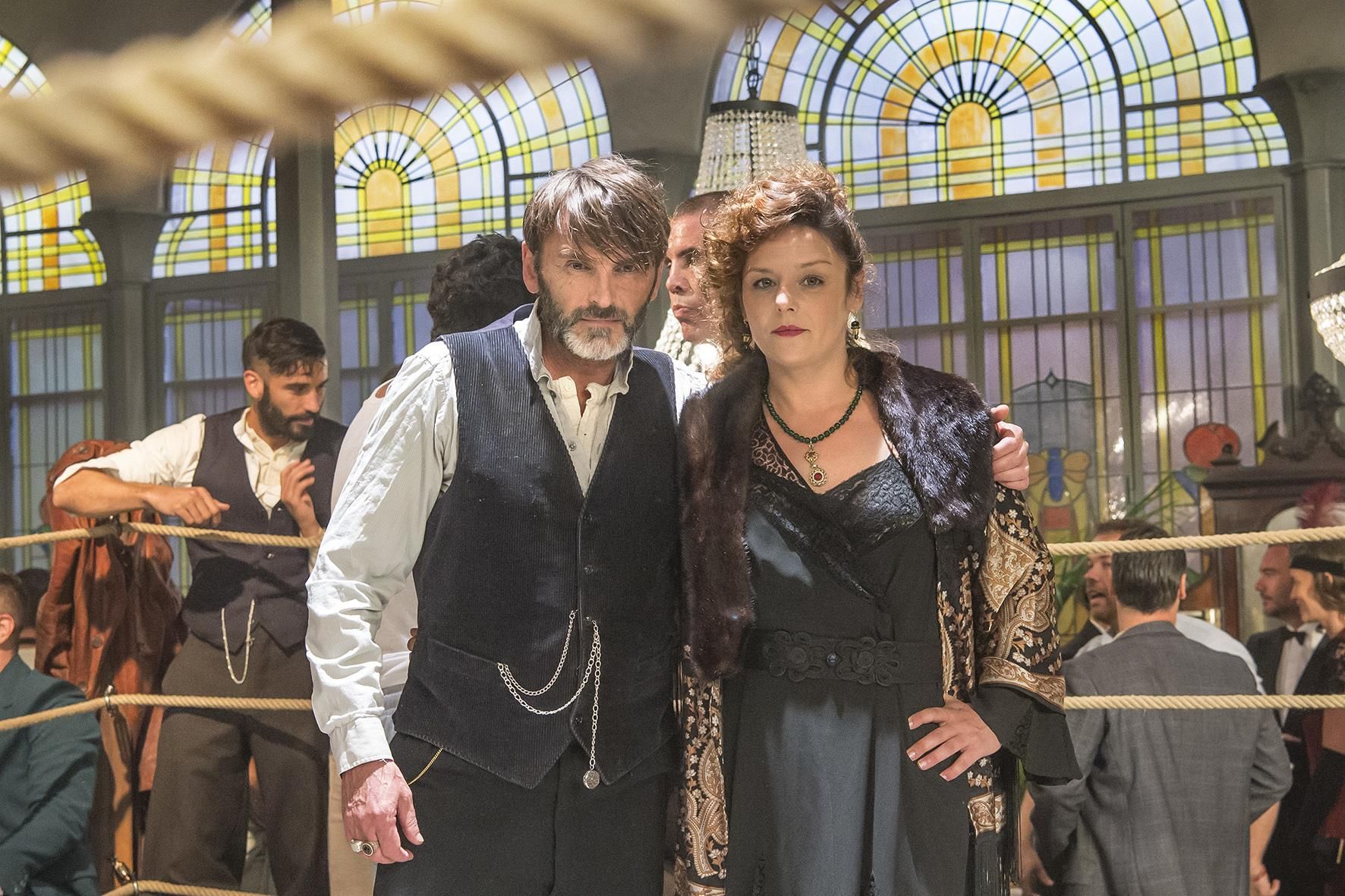 Visita al rodaje de El continental, la nueva serie de Álex García y Michelle Jenner en TVE