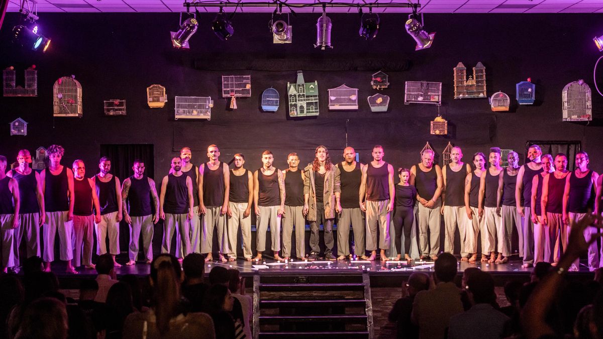 Presos y expresos del Centro Penitenciario Las Palmas I, en el Salto del Negro, representan la obra teatral 'Cuentos desde la celda'. ACFIPRESS.