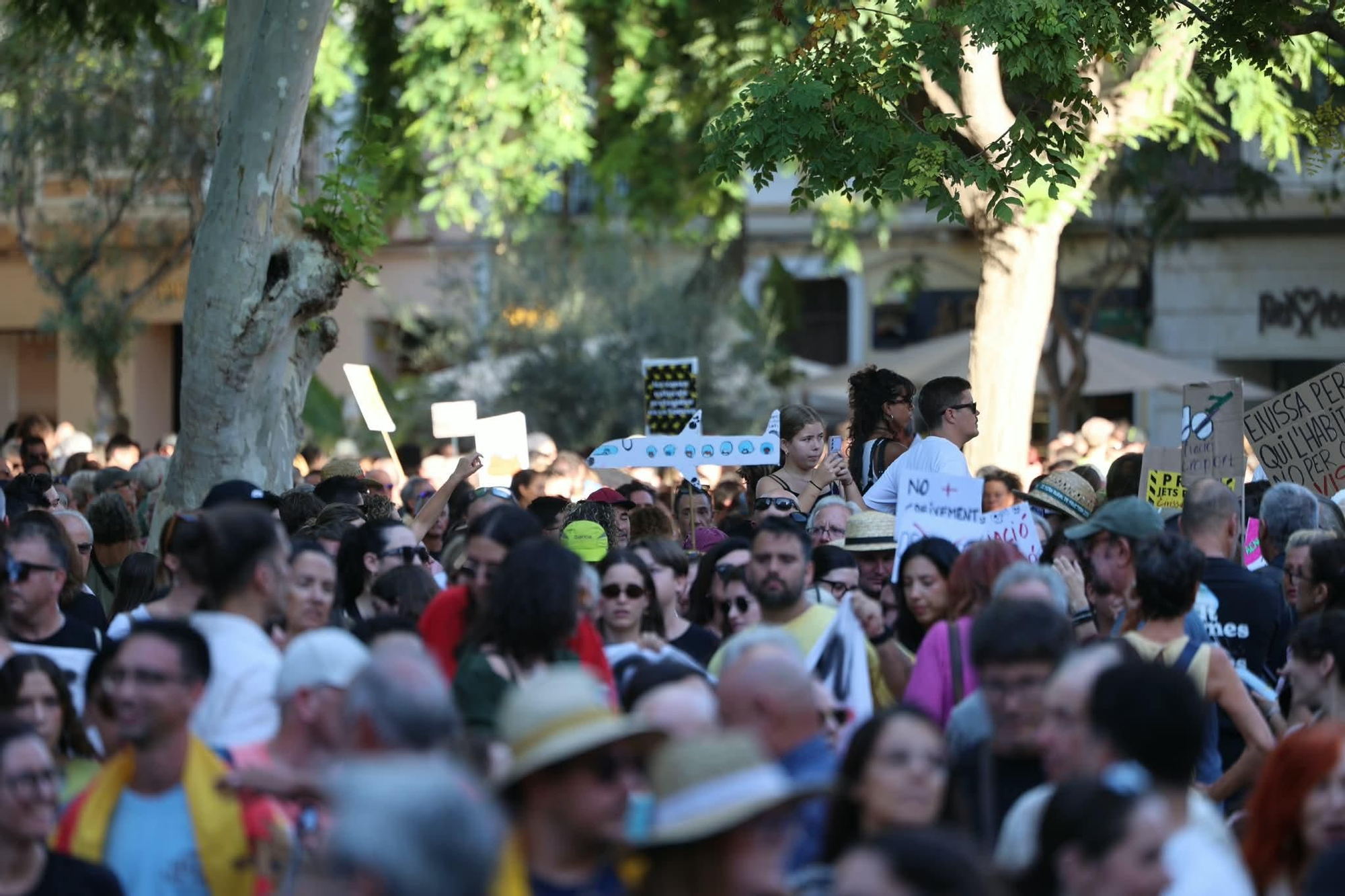 La marcha contra la ampliación del aeropuerto de Eivissa, a su paso por Vara de Rey
