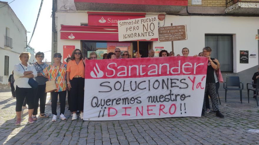'La beata', la empleada bancaria que vestía santos, acusada por los vecinos de Valle de la Serena de dejarlos sin ahorros