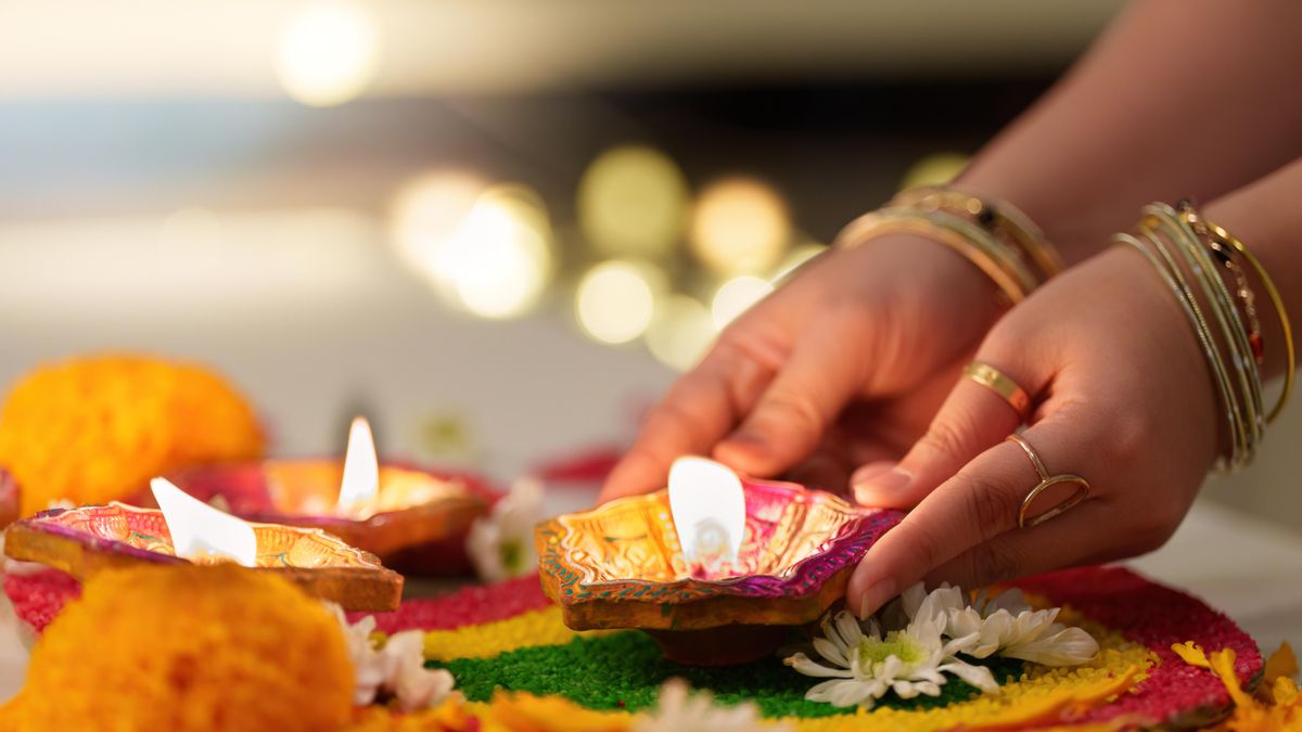 Decoración de velas y rangoli en una casa hindú.