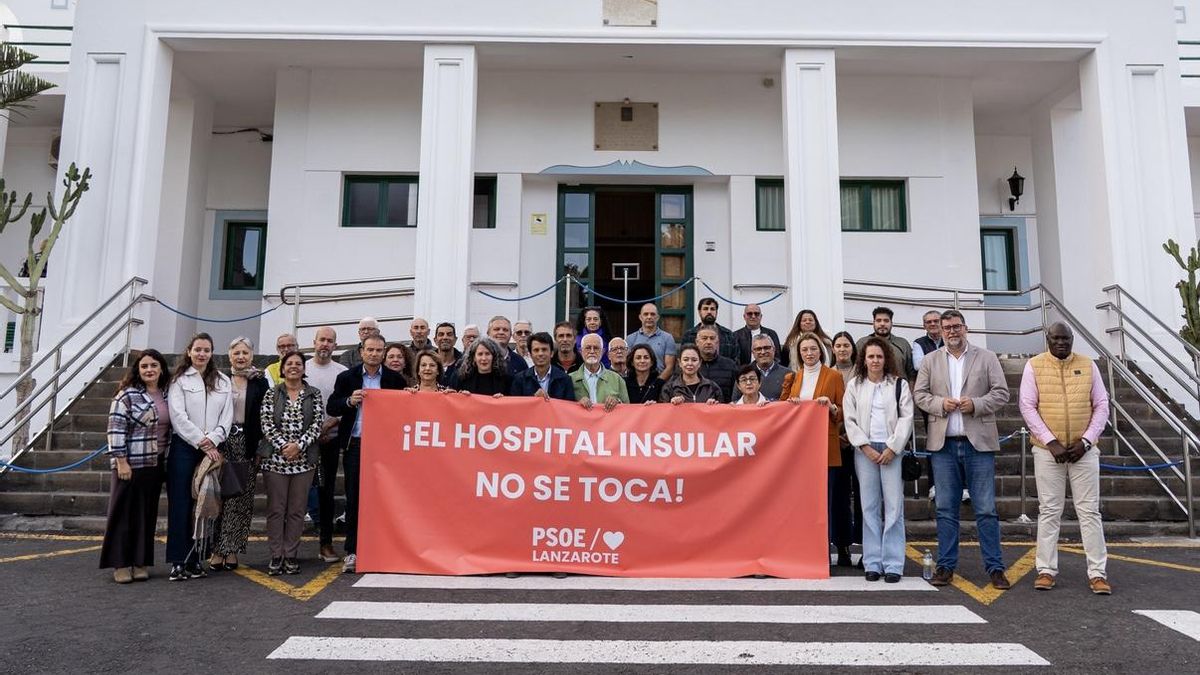 Cargos públicos del PSOE se concentran frente al Hospital Insular de Lanzarote para exigir su permanencia