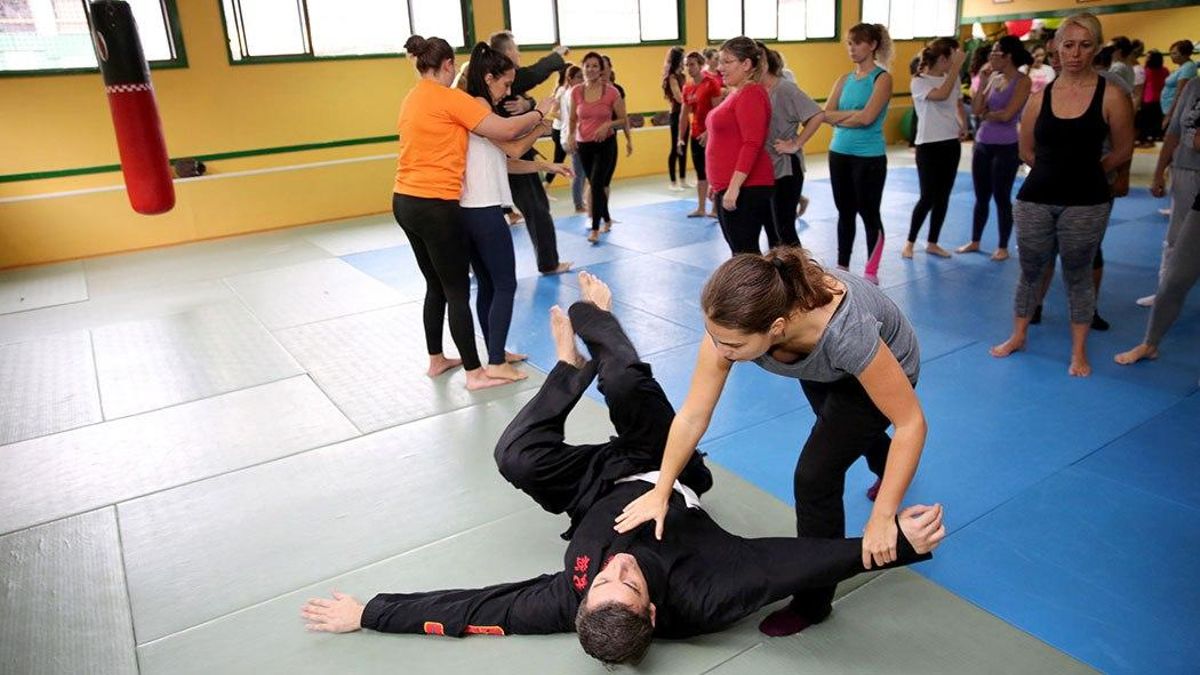 Fotogalería | Clases de defensa contra la violencia machista