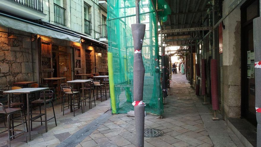 Calle del Medio, en Santander, ejemplo de cómo una vía peatonal queda reducida a su mínima expresión por la ocupación de terrazas y andamios.