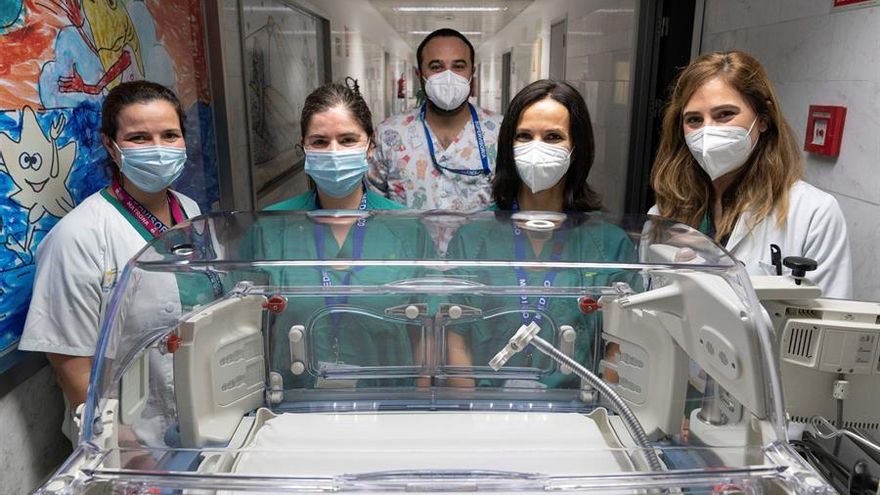 Un estudio pionero del Hospital de La Candelaria desvela que las madres vacunadas con Pfizer y Moderna pasan anticuerpos a sus bebés a través de la leche