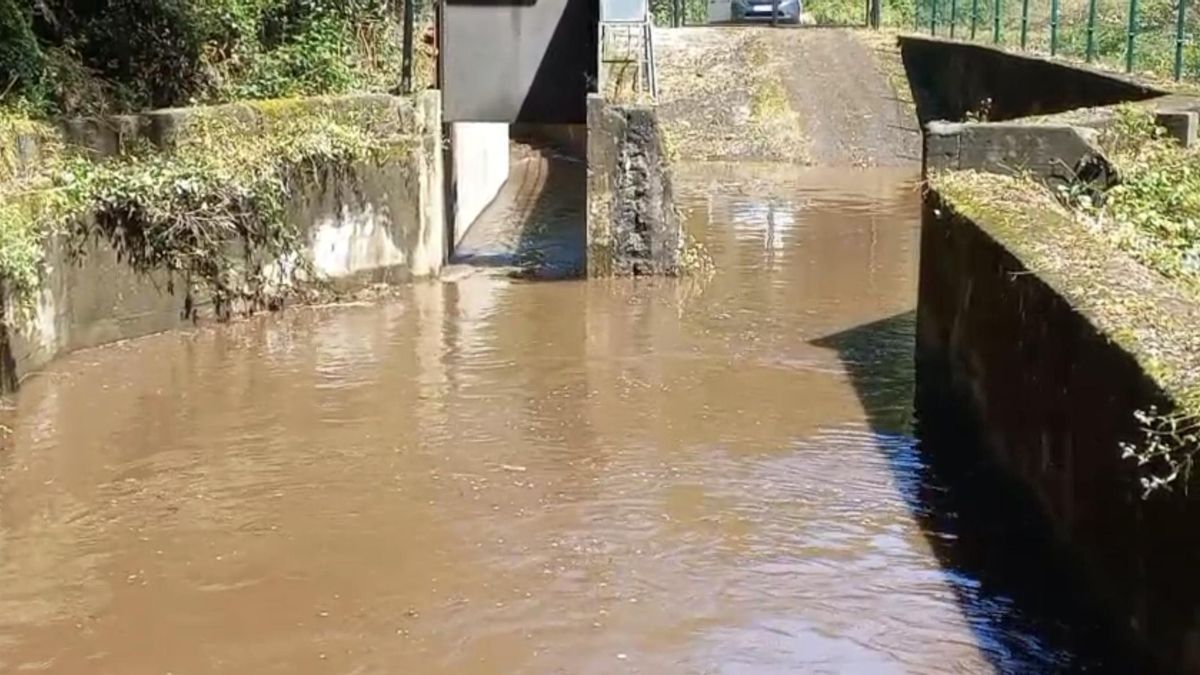 Agua de la lluvia entrando este viernes en La Laguna de Barlovento.