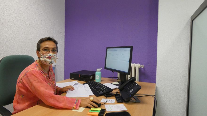 Esther Benavente, rastreadora de Cantabria, en su puesto de trabajo..