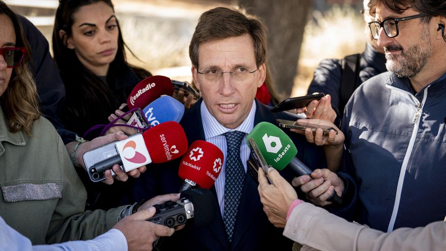 El alcalde de Madrid, José Luis Martínez-Almeida, ofrece declaraciones a la prensa tras un evento en Madrid.