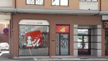 Estado en el que quedó la sede de IU en San Andrés, con explícitos mensajes nazis.