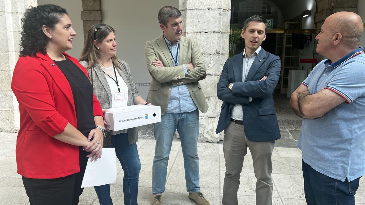 La alcaldesa de Cartes, Lorena Cueto, concejales de su equipo de Gobierno, el portavoz socialista en el Parlamento, Mario Iglesias, y el secretario de Organización del PSOE, Agustín Molleda, en el patio de la Cámara