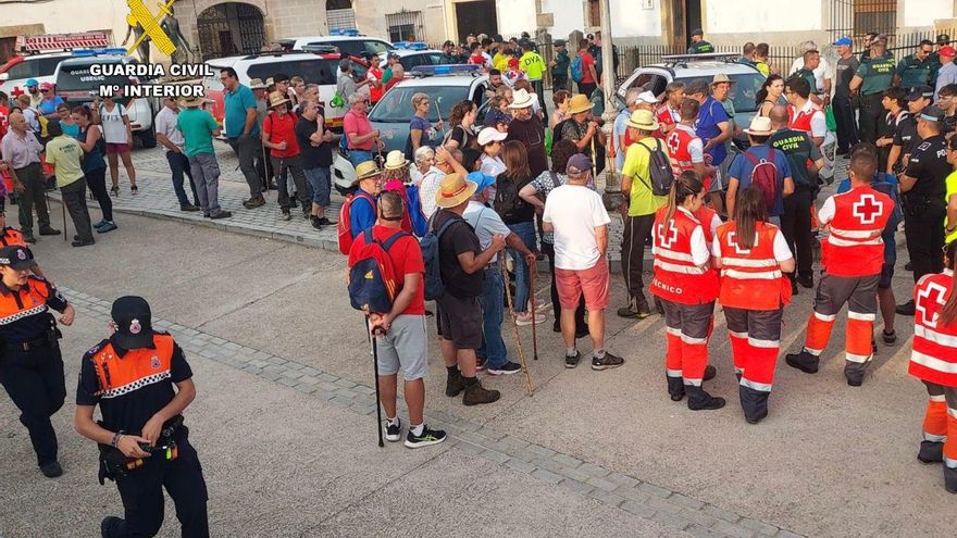 Otra imagen de agentes policiales, Cruz Roja, Protección Civil y voluntarios citados en la plaza de Plasenzuela