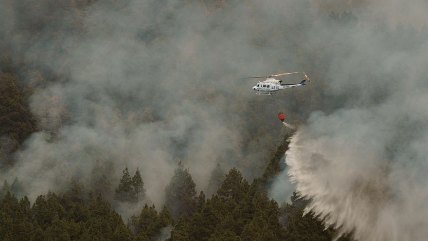 Helicópteros trabajan en el pueblo de Aguamansa, en el municipio de La Orotava