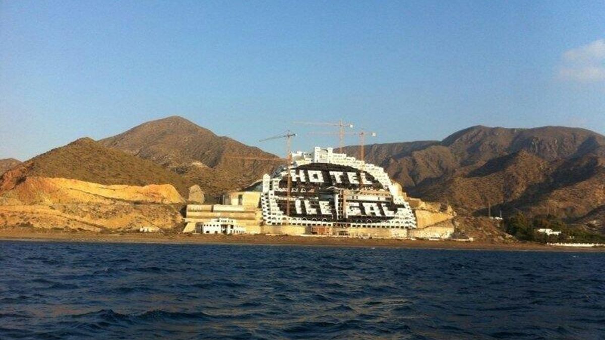 Archivo - Hotel ubicado en la playa de El Algarrobico, en Carboneras (Almería)