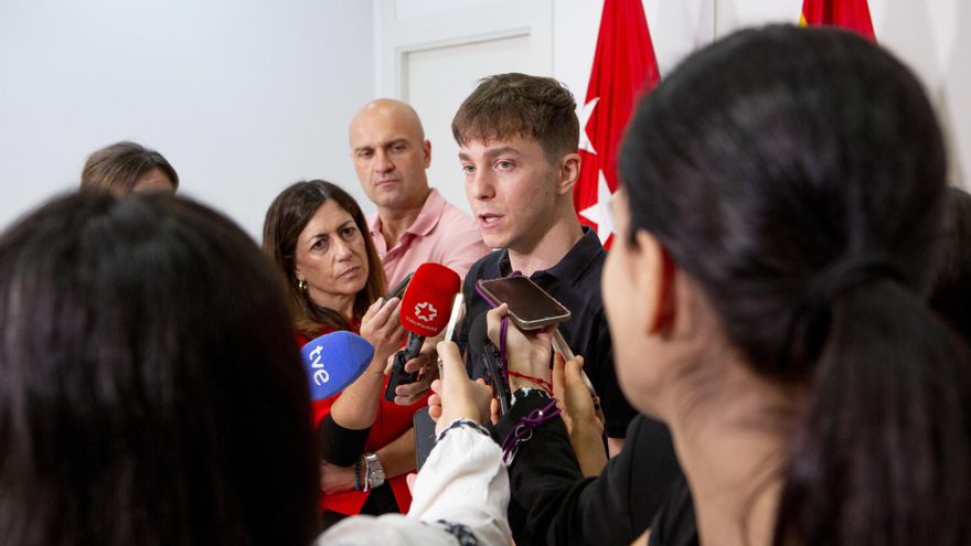 El portavoz en funciones de Más Madrid en el Ayuntamiento, Eduardo Rubiño, en una rueda de prensa.