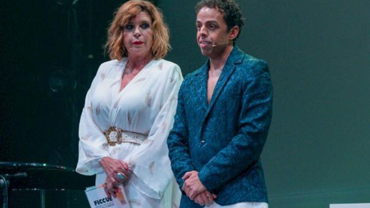 Belinda Whasington junto a Javier Muga, como presentadores de la gala de premios de de la tercera edición del Festival Internacional de Cine de Comedia de Cuenca