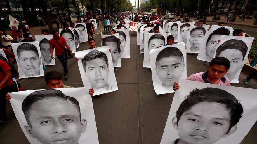 Familiares, estudiantes y simpatizantes de los 43 jóvenes desaparecidos de Ayotzinapa protestan en Ciudad de México (México).