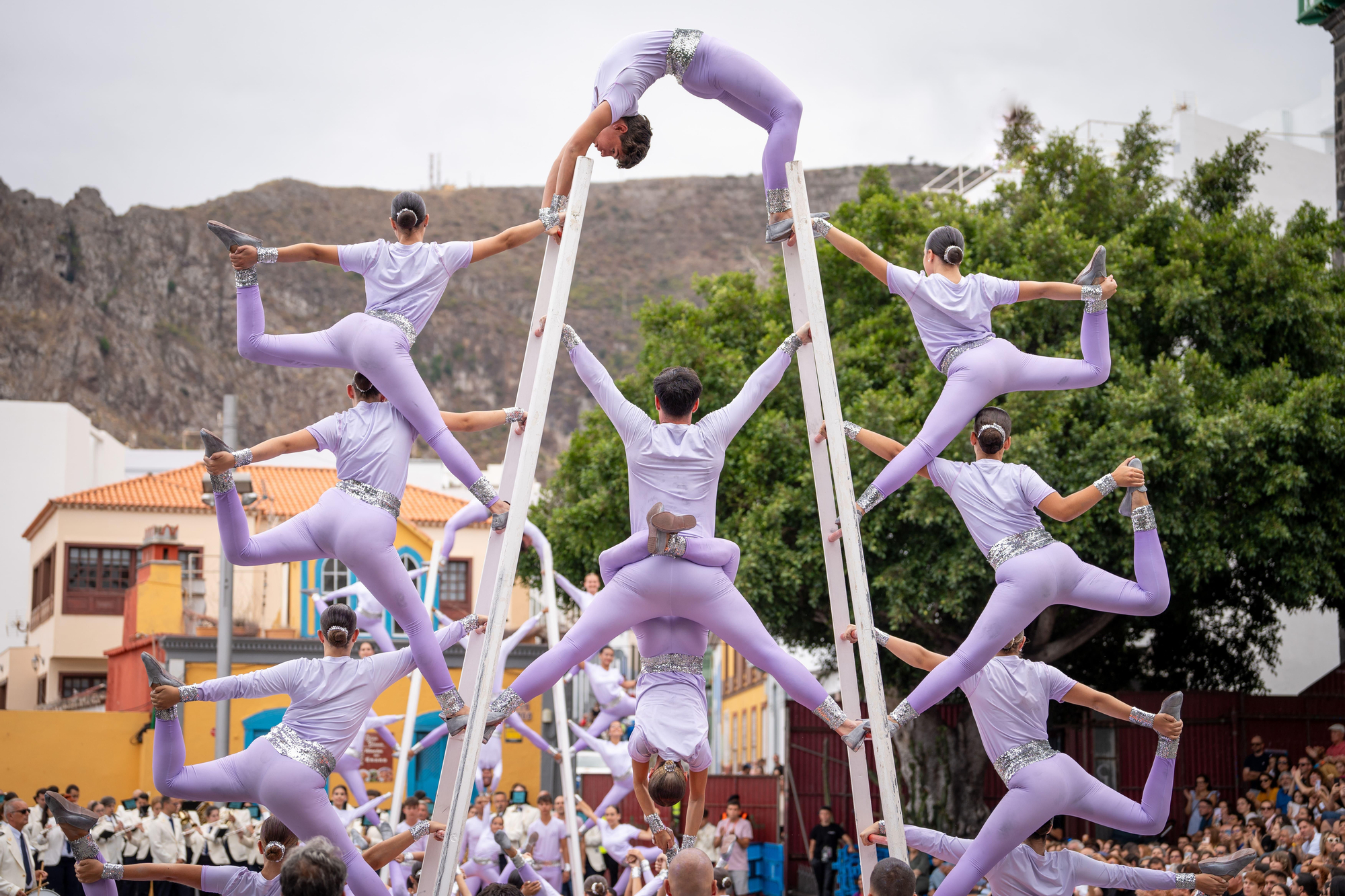Cuerpos que dibujan el aire: ‘Los Acróbatas’ deslumbran en Santa Cruz de La Palma en la Semana Grande de la Bajada de la Virgen.
