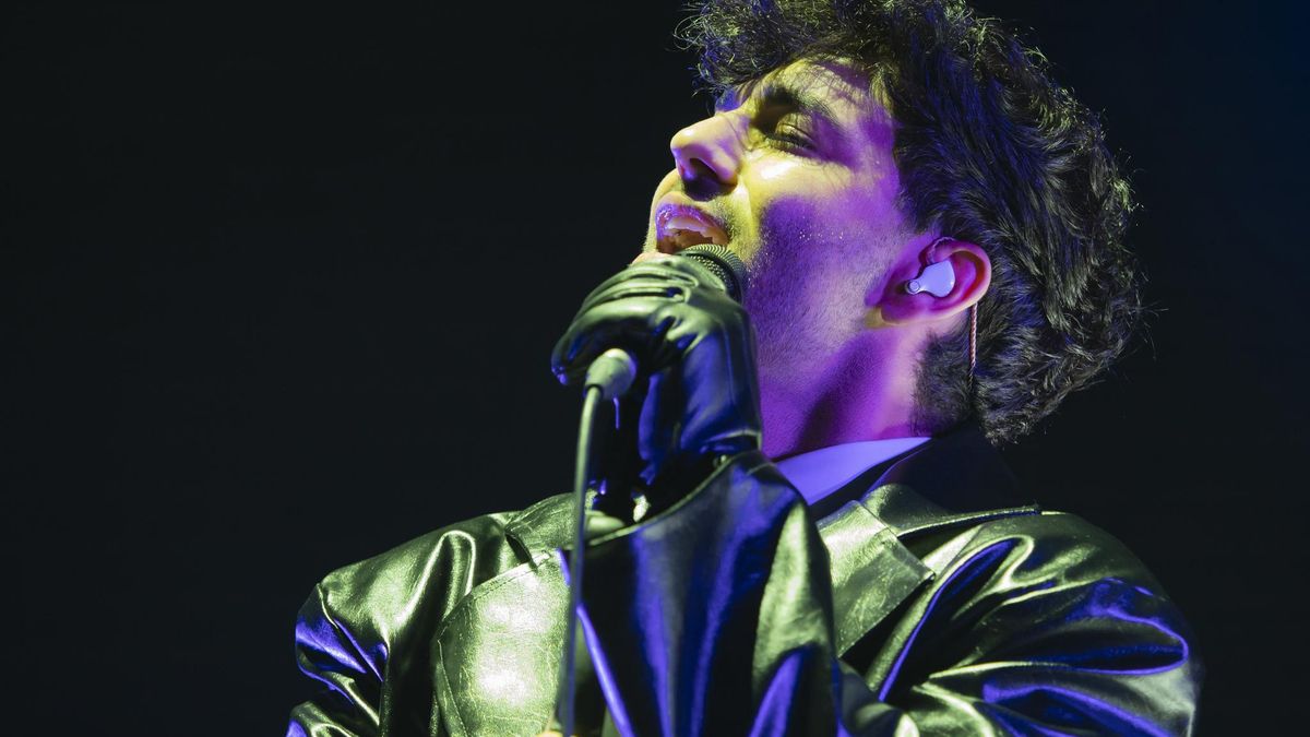 El canario Agoney actuó como telonero de Mónica Naranjo