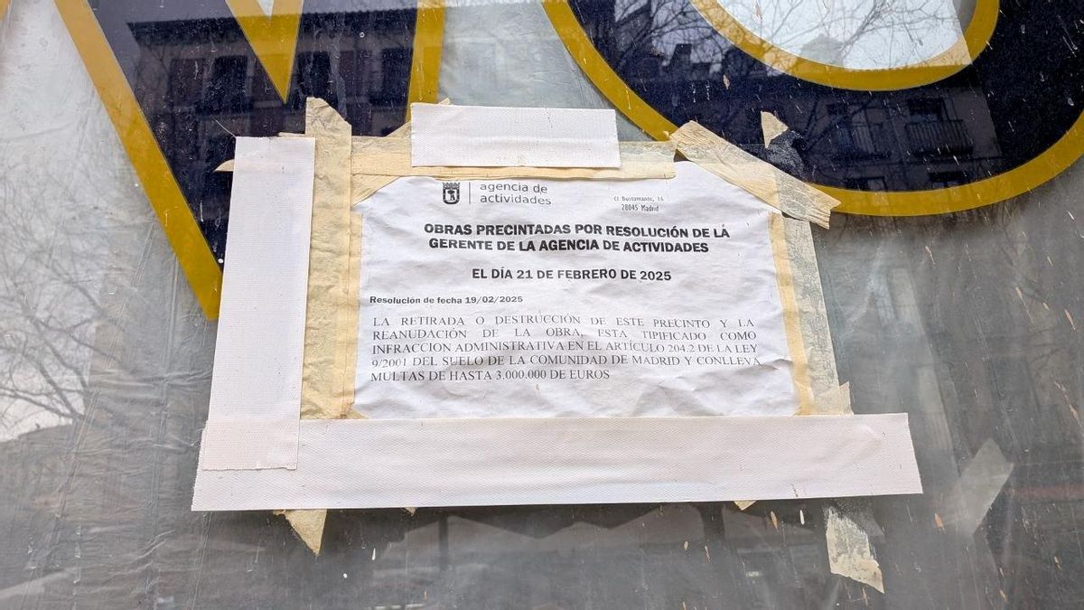 Una advertencia municipal colgada en la fachada de los baños para turistas de Aldama, precintados desde hace un año