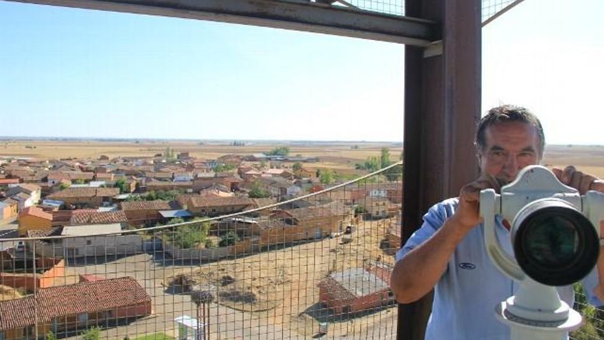 El alcalde, Víctor Fidel Rueda García, encaramado en la atalaya de la torre, con las mejores vistas de la comarca. / Carlos J. Domínguez