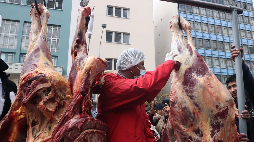 Carniceros exhiben reses, carne y vísceras en protesta contra alza de precios en Bolivia