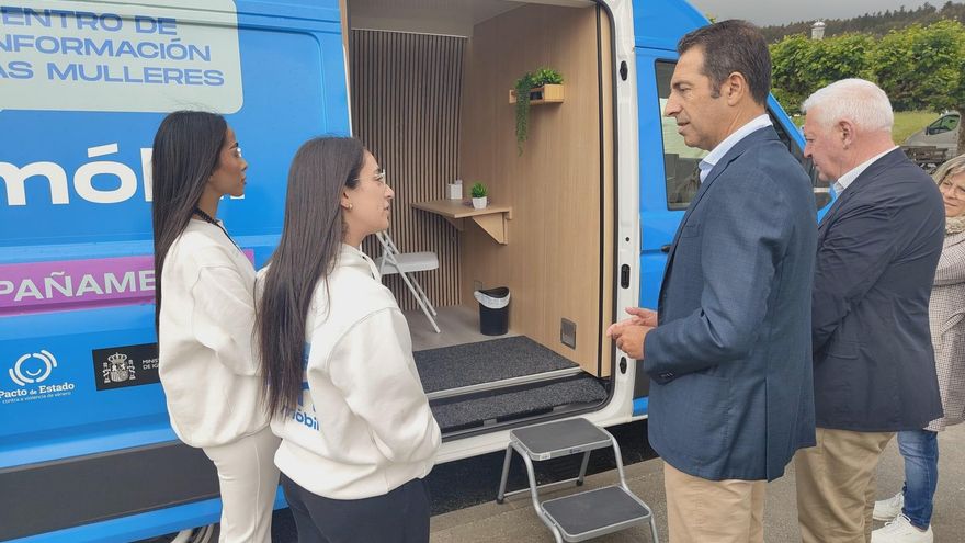 Villares visita un centro de la mujer en su vuelta a un cargo público tras un año apartado por una denuncia de agresión sexual