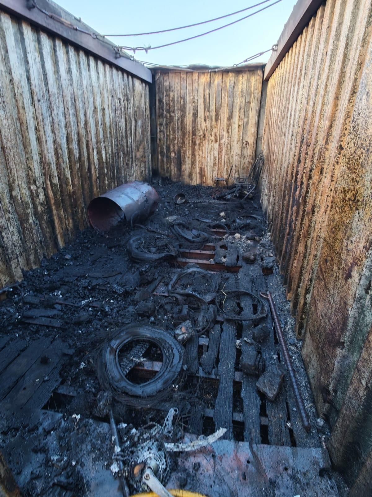 Interior de uno de los contenedores tras el incendio.