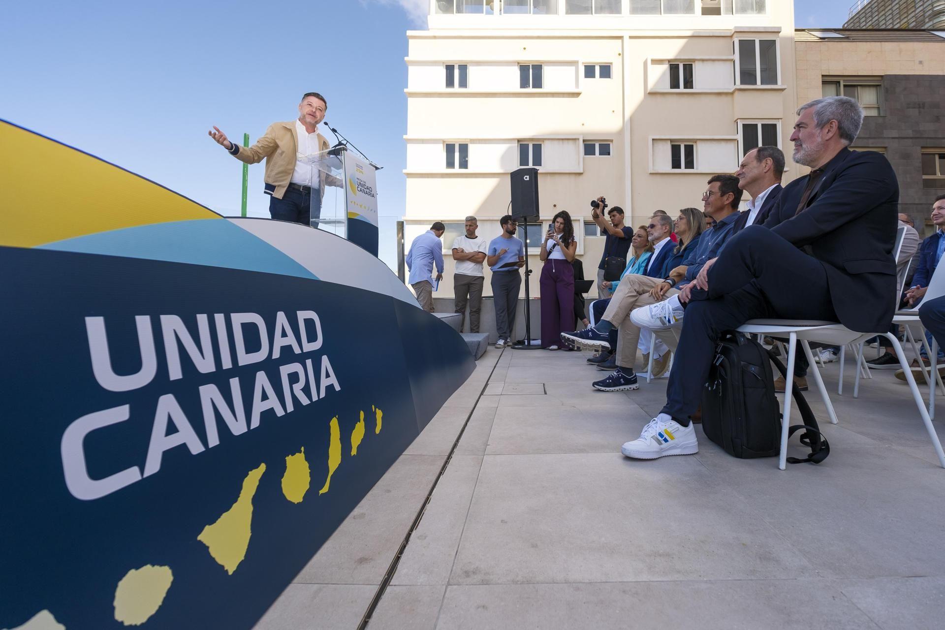 El secretario general de Coalición Canaria, Fernando Clavijo (d), y el presidente de Primero Canarias, Óscar Hernández (2d), escuchan la intervención de uno fundadores de Primero Canarias, Teodoro Sosa (i).