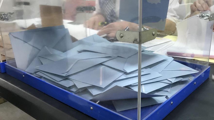 Archivo - Imagen de archivo de una urna de votación.