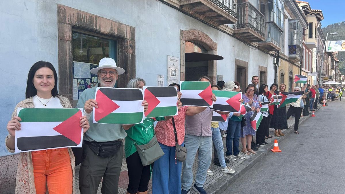 Manifestantes en Infiesto durante el paso de La Vuelta.