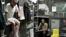 Un hombre en su "Casa Jaula" en el distrito Tai Kok Tsui de Kowloon, Hong Kong