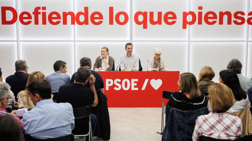 (I-D) La secretaria de Organización PSOE Madrid, Marta Bernardo; el secretario general del PSOE de Madrid, Juan Lobato, y la presidenta PSOE Madrid, Isaura Leal, durante una reunión con todos los secretarios generales socialistas de los distintos municipi