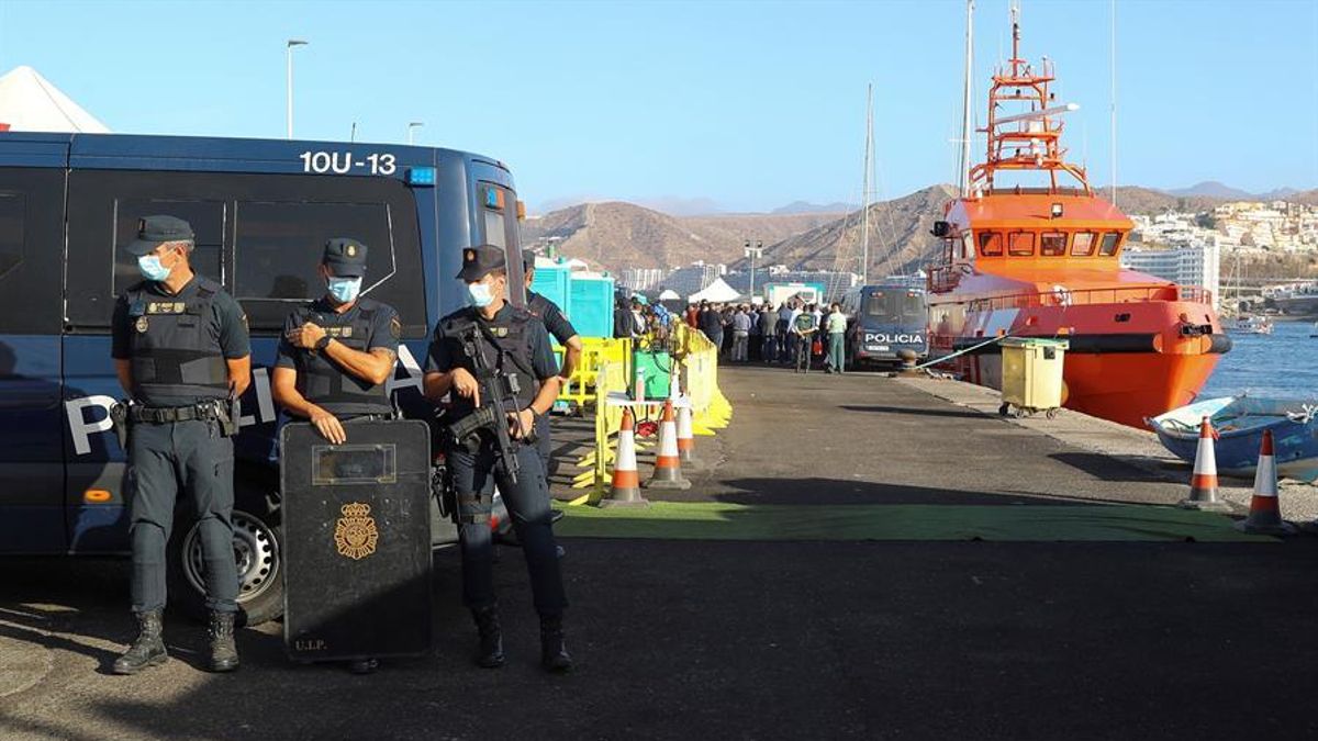 Muelle de Arguineguín, donde permanecen cientos de personas migrantes. EFE/ Elvira Urquijo A.